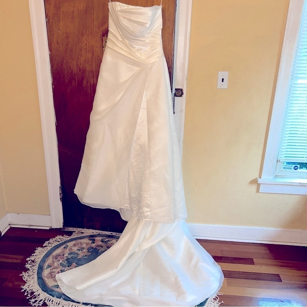 Casablanca Bridal Crystal Embellished Ivory Bridal Gown Train Sz 12